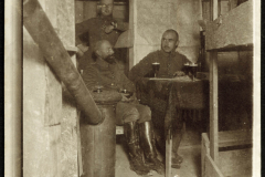 Soldaten sitzen in einem Unterstand und entspannen während einer Ruhepause im Ersten Weltkrieg