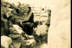 Soldaten in einem Schützengraben während des Ersten Weltkriegs im Jahr 1916