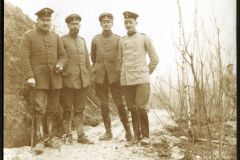 Vier Soldaten der Heer während des Ersten Weltkriegs in einem Waldgebiet um 1917