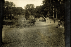 Historische Brücke im Grünen mit ländlicher Umgebung und Rinderherde