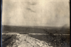 Weite Landschaft mit Steinen und Pflanzen im Hintergrund bei klarer Sicht