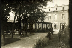 Ein historisches Gebäude mit schönem Garten und Terrasse in einer ruhigen Umgebung