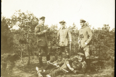Gruppenbild von Soldaten der Heer im Wald während des Ersten Weltkriegs