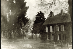 Historisches Gebäude in einer ländlichen Umgebung während des frühen 20. Jahrhunderts