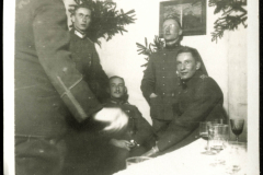 Versammlung von Heeressoldaten in einem festlich dekorierten Raum während der Weihnachtszeit