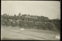 Gemälde eines ländlichen Gebiets mit Weinbergen und einer Kirche in der Ferne