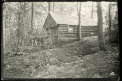 Eine Gruppe von Soldaten vor einer Holzparkanlage im Wald