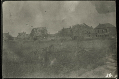 Zerstörte Gebäude in einer verwüsteten Landschaft nach dem Krieg