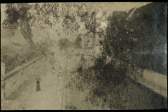 Historische Aufnahme einer Heerstraße mit Personen und Gebäuden aus der vergangenen Zeit