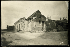 Zerstörtes Gebäude aus dem Ersten Weltkrieg in einer ländlichen Umgebung