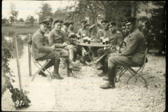 Treffen von Offizieren der Heer im Freien mit Getränken an einem Tisch in der Natur