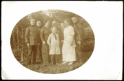 Familienzusammenkunft in der Natur mit Soldaten und Kindern in historischer Kleidung