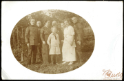 Familienzusammenkunft in der Natur mit Soldaten und Kindern in historischer Kleidung