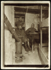 Soldaten sitzen in einem Unterstand und entspannen während einer Ruhepause im Ersten Weltkrieg