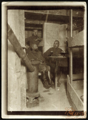Soldaten sitzen in einem Unterstand und entspannen während einer Ruhepause im Ersten Weltkrieg