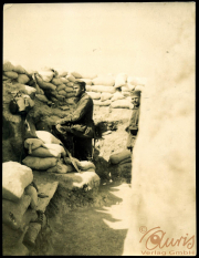 Soldaten in einem Schützengraben während des Ersten Weltkriegs im Jahr 1916