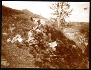 Soldaten der Heer entspannen sich auf einem Hügel während des Tages im Freien in einer ländlichen Umgebung