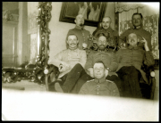 Historisches Bild einer Gruppe von Soldaten in Uniform in einem eleganten Raum