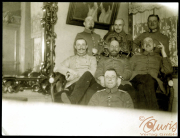 Historisches Bild einer Gruppe von Soldaten in Uniform in einem eleganten Raum