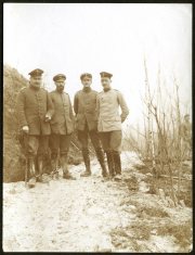 Vier Soldaten der Heer während des Ersten Weltkriegs in einem Waldgebiet um 1917