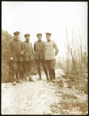 Vier Soldaten der Heer während des Ersten Weltkriegs in einem Waldgebiet um 1917