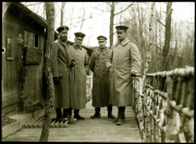 Gruppenfoto von vier Offizieren der Heer in militärischer Bekleidung auf einer Holzbrücke in der Natur