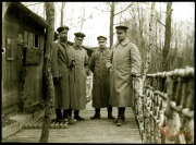 Gruppenfoto von vier Offizieren der Heer in militärischer Bekleidung auf einer Holzbrücke in der Natur