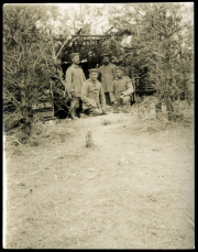Soldaten der Heer in einer Waldlandschaft während des Ersten Weltkriegs