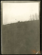 Heerliche Landschaft mit historischer Architektur in der Ferne während des späten Nachmittags