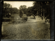 Historische Brücke im Grünen mit ländlicher Umgebung und Rinderherde