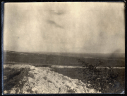 Weite Landschaft mit Steinen und Pflanzen im Hintergrund bei klarer Sicht
