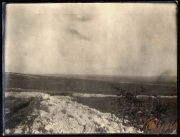 Weite Landschaft mit Steinen und Pflanzen im Hintergrund bei klarer Sicht
