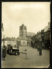 Wirtschaftliches Leben in einer Stadt mit einer markanten Kirche im Hintergrund