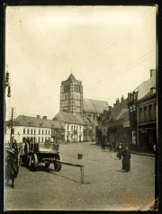 Wirtschaftliches Leben in einer Stadt mit einer markanten Kirche im Hintergrund