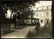 Ein historisches Gebäude mit schönem Garten und Terrasse in einer ruhigen Umgebung