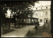 Ein historisches Gebäude mit schönem Garten und Terrasse in einer ruhigen Umgebung