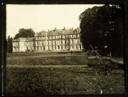 Historisches Herrenhaus in einem Landschaftspark im frühen 20. Jahrhundert