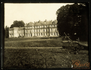 Historisches Herrenhaus in einem Landschaftspark im frühen 20. Jahrhundert