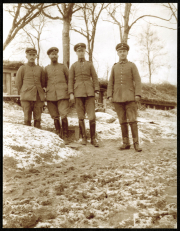 Soldaten der Heer in Uniform stehen im Schnee während des Ersten Weltkriegs in einem Waldgebiet