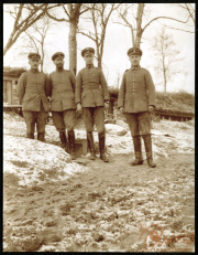 Soldaten der Heer in Uniform stehen im Schnee während des Ersten Weltkriegs in einem Waldgebiet