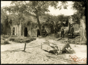 Arbeiter im Freien neben einer Ruine mit Werkzeug und Baum im Hintergrund
