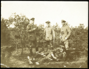 Gruppenbild von Soldaten der Heer im Wald während des Ersten Weltkriegs