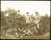 Gruppenbild von Soldaten der Heer im Wald während des Ersten Weltkriegs