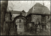 Ein historisches Gebäude mit Alleen und Eisentor in ruhiger Umgebung