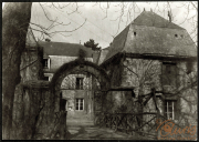 Ein historisches Gebäude mit Alleen und Eisentor in ruhiger Umgebung