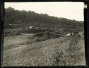 Landschaft mit Hügeln und Gebäuden in der Natur während des Tages