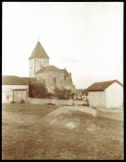 Historisches Dorf mit Kirche und ländlicher Architektur in der Abenddämmerung