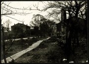 Landschaft mit Weg und Gebäuden im Jahre 1900 während der Ruhezeit des Heeres