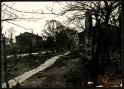 Landschaft mit Weg und Gebäuden im Jahre 1900 während der Ruhezeit des Heeres