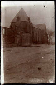 Historische Kirche mit markanten architektonischen Details in einer ruhigen Straßenansicht
